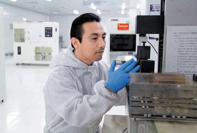 秦皇岛好网民 卢勇：矢志不渝打造航天器“玻璃铠甲”